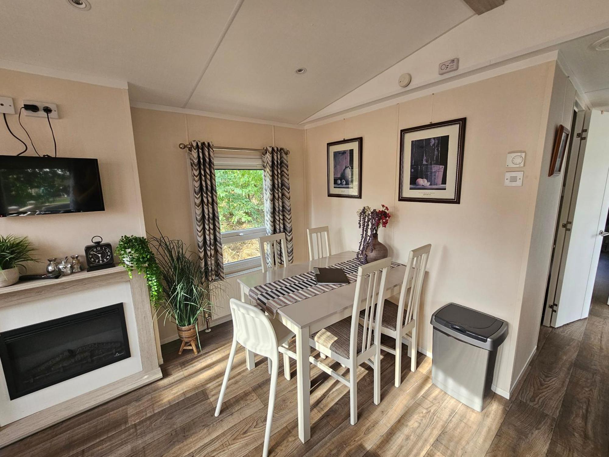 Luxe 4 Persoons Chalet Op 5 Sterren Camping Raalte Bagian luar foto